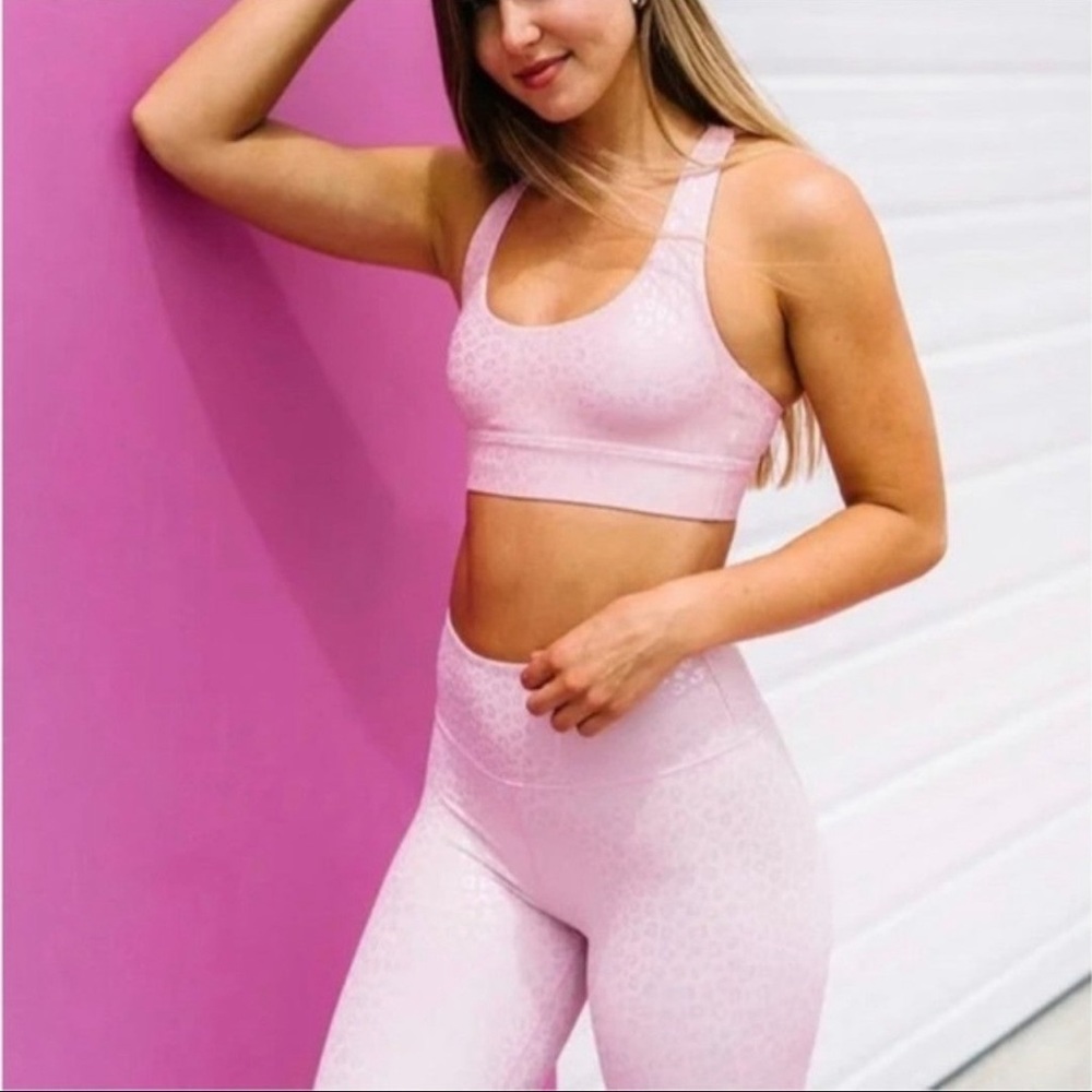 Women’s light and tight Zyia matching set. Pink leopard